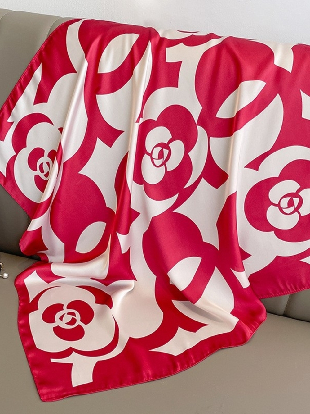 Silk-feel Floral Satin Scarf in Red and Cream 70×70cm
